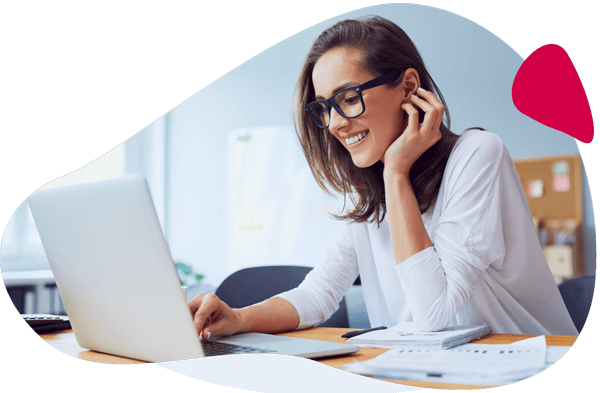 Femme travaillant sur un ordinateur Staka