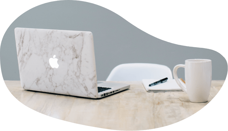 Bureau avec ordinateur et caf