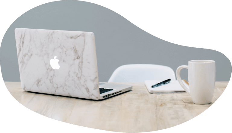 Bureau avec ordinateur et caf�